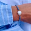 0005751_solv-forgyldt-armband-med-ferskvandsperle-og-dongling-8982_550