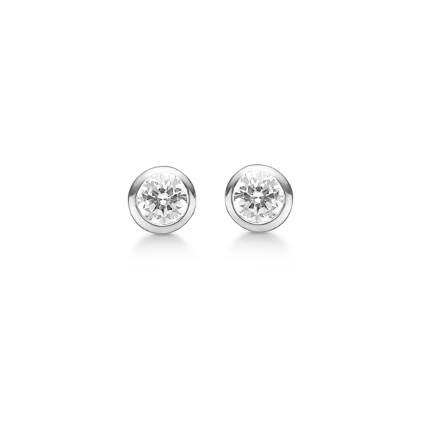 Silver nitar med 6 mm facetterade zirkoner i rund inställning.