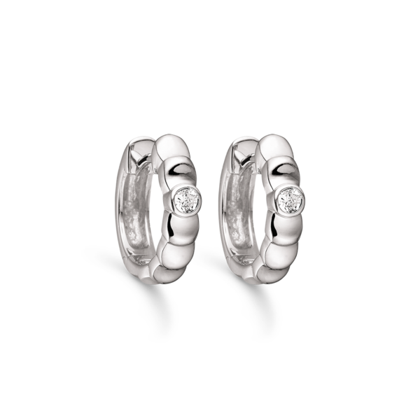Ringar i silver, med vita stenar. Ø14 mm