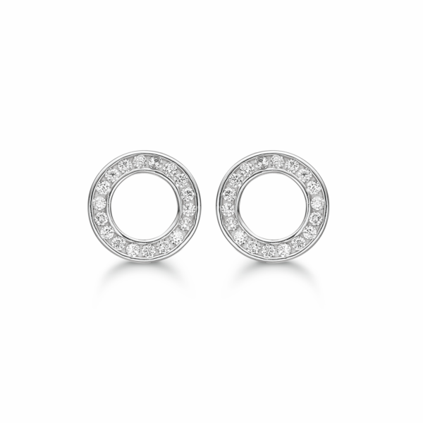 Silverörhänge rodiumpläterad cirkel med facetterad zirkon i kanten. Mått: 12 mm.