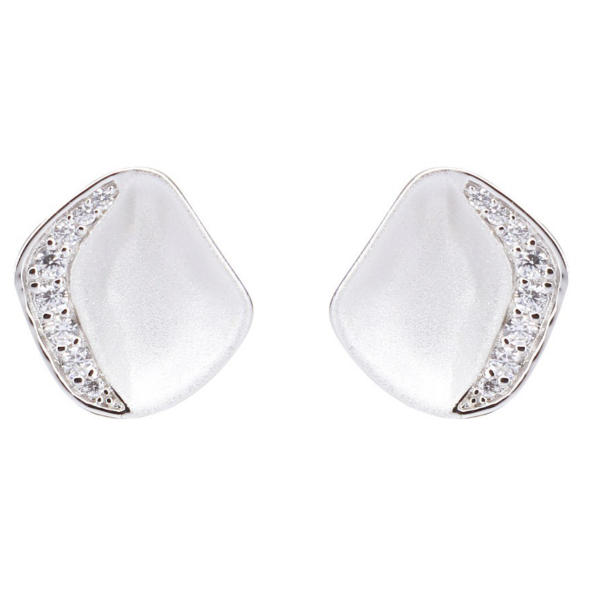 Silverörhängen rodiumpläterade svängda fyrkantiga med facetterad zirkon på ena sidan.