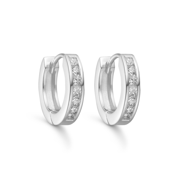 Ringar i silver, med vita juvelstenar. 3,4 x 16 mm.