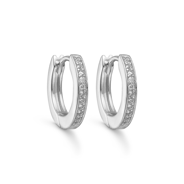 Ringar i silver, med vita juvelstenar. 2,6 x 16 mm.