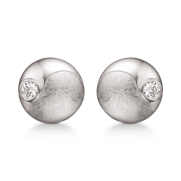 Silver örhängen matta och blank - yin och yang med zirconia i den blanka delen.
