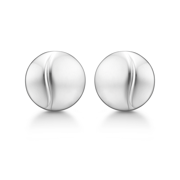 Silver öronklämma runt med linje på ena sidan. Mått 16 mm.