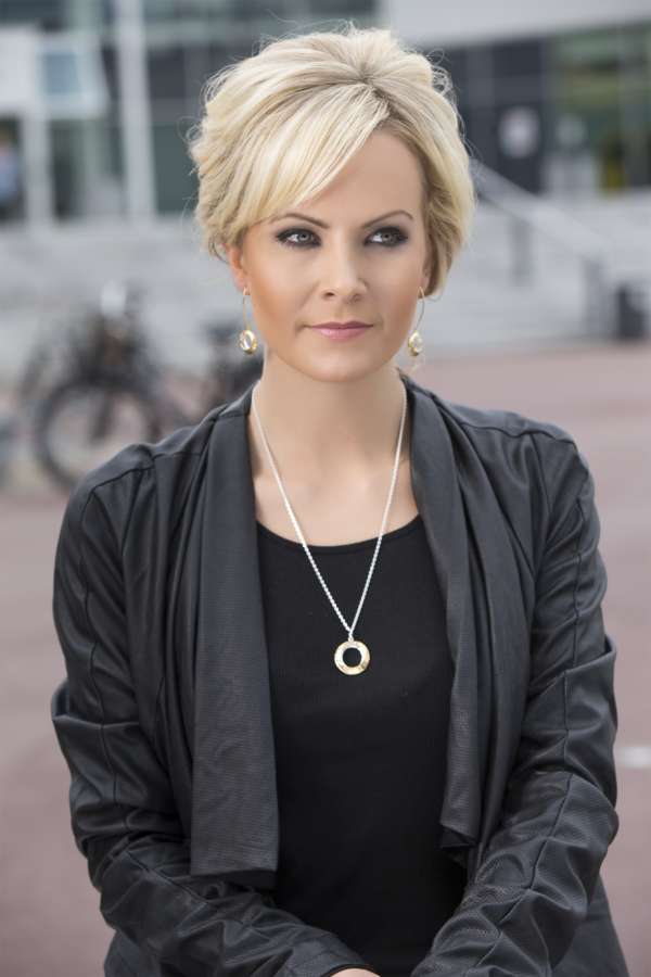 färgade dinglande örhängen, silver och guldpläterade