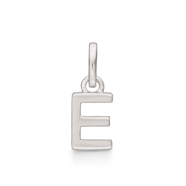 Bokstavshänge Silver E. Mått: 7,6 x 5,4 x 3,3 mm.