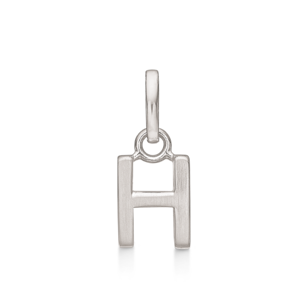Bokstavshänge Silver H. Mått: 7,4 x 5,6 x 3,3 mm.