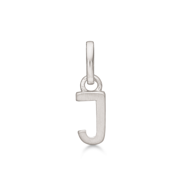 Bokstavshänge Silver J. Mått: 7 x 3,7 x 3,3 mm.