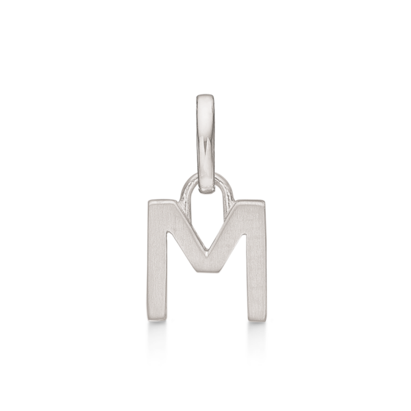Bokstavshänge Silver M. Mått: 7 x 6,7 x 3,3 mm.