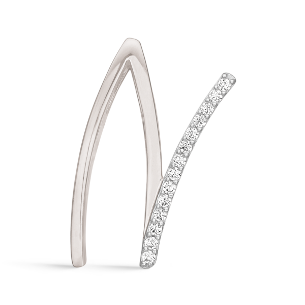 Bokstavshänge i Silver N. med facetterad zirkon. Mått: 17 x 9 x 4 mm.