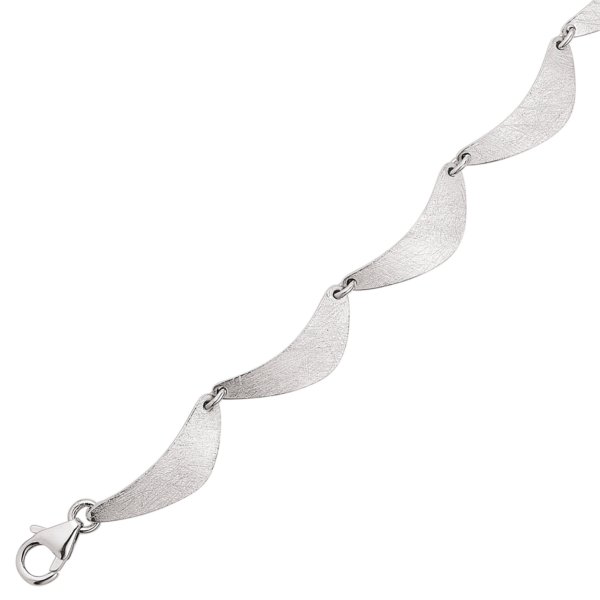 Silverarmband rodiumpläterad oval triangulär länkhamrad matt finish. Längd 18+3 cm.