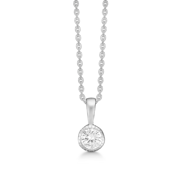 Silverhalsband facetterad zirconia i tubinfattning med mönster på kanten.