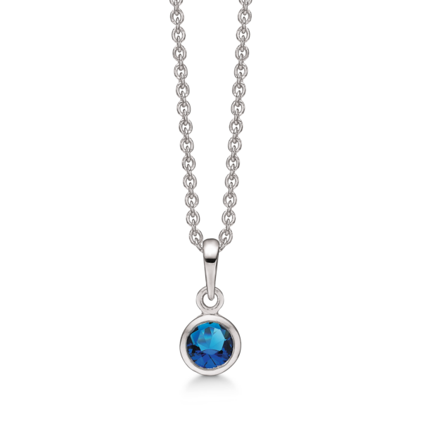 Silverhalsband rodiumpläterad rund safir. Kedjan är rodiumpläterad silver i längd 42-45 cm.