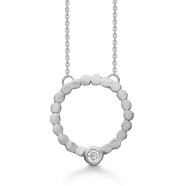 Silverhalsband matt cirkel av prickar med 1 zirconia. Kedjan är 40+5 cm lång.