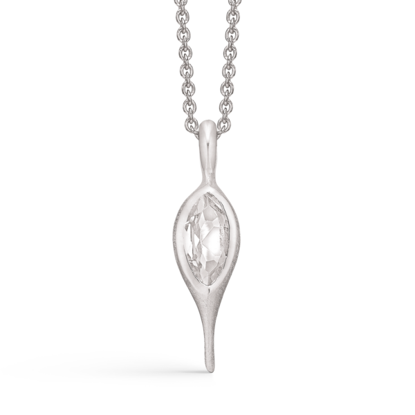 Silverhalsband rodiumpläterad oval med vit topas. Kedjan är rodiumpläterad silver i längd 42-45 cm.