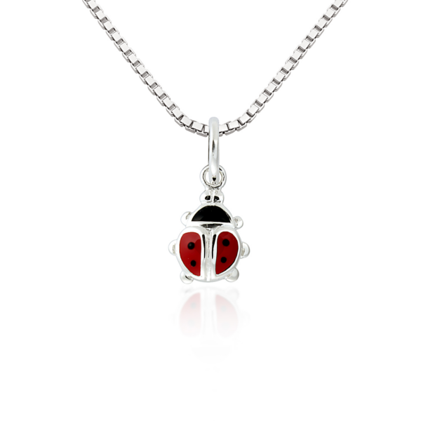 Silverhalsband nyckelpiga med blyfri emalj. Kedjan är 36 cm lång.