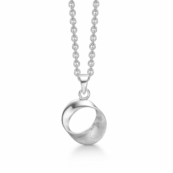 Silverhalsband rodiumpläterat cirkel matt och glänsande. Kedjan är 42-45 cm lång.