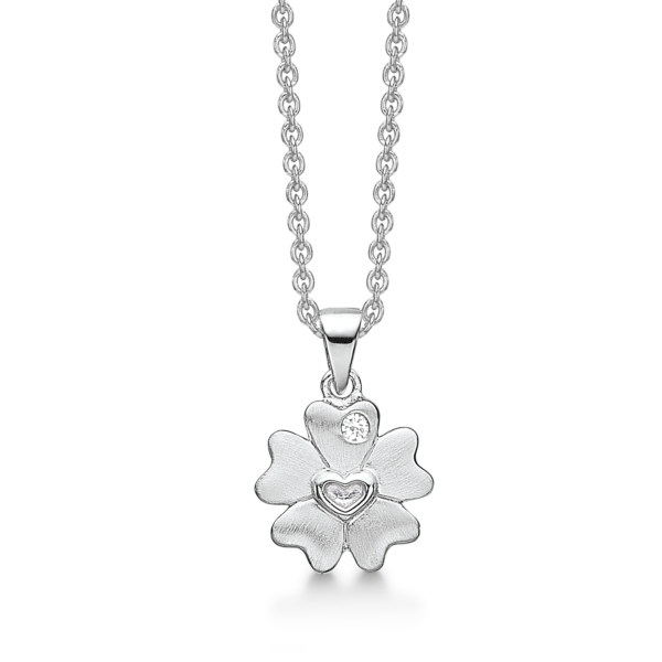 Silverhalsband matt/blank blomma av hjärtan med zirconia. Kedjan är 42-45 cm lång.