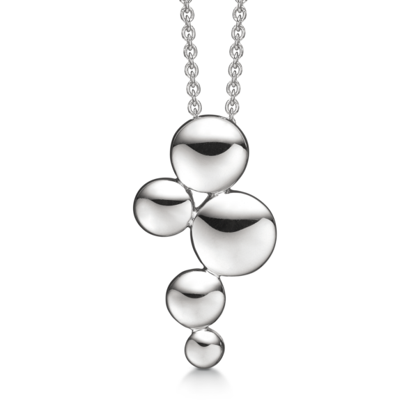 Silverhalsband med rodiumpläterade knappar i olika storlekar. Kedjan är 42-45 cm lång.