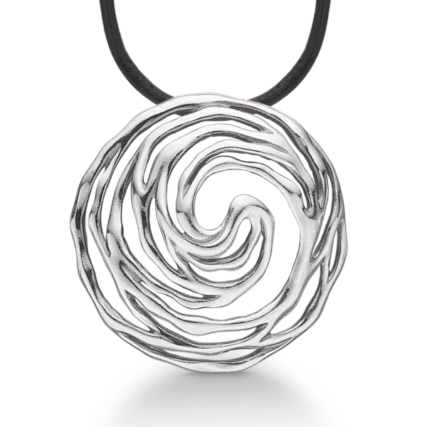 Silverhängspiral med lätt oxidation. Kedjan är gjord av läder i längden 42 cm.