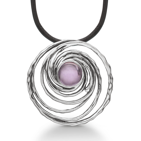 Silverhalsbandsspiral med ametist och lätt oxidation. Kedjan är gjord av läder i längden 42 cm.
