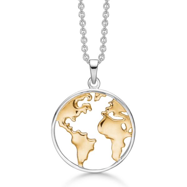Silver halsband värld med guldplätering. Mått: 19 mm. i diameter. Kedjan är 42-45 cm lång.