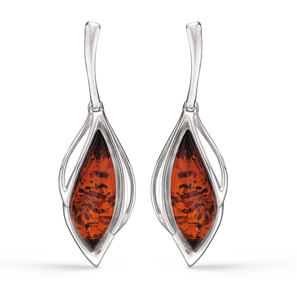 Bärnstensörhängen i silver med bärnstensblad. 20 x 10 mm.