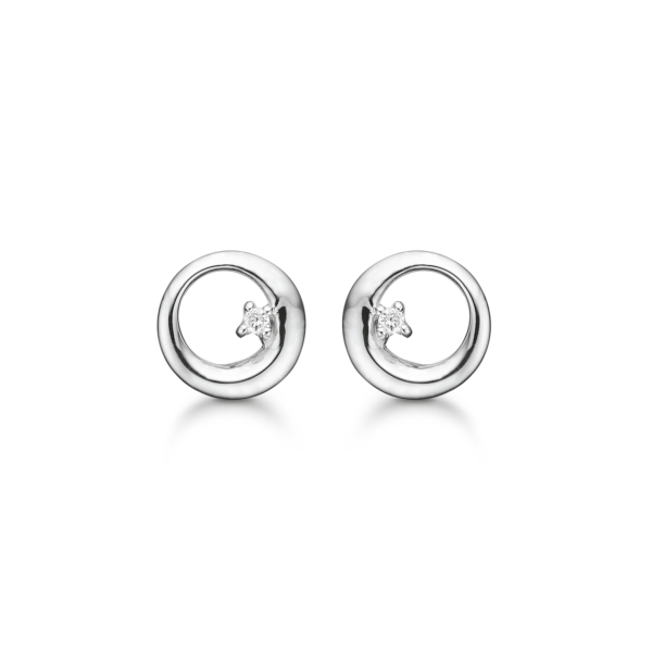 Silverörhängen rodiumpläterade bred cirkel med diamant. Diamant totalt 0,044 ct. w/pk1.