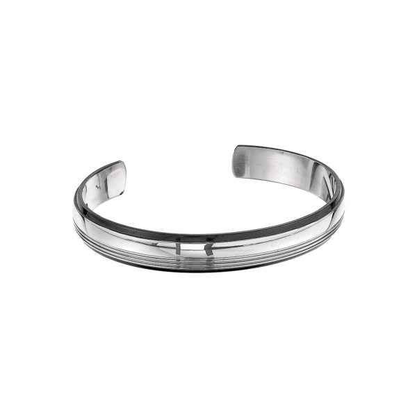 Armring i stål svart rodiumpläterad med räfflat polerat stål i mitten. Bredd 10 mm.