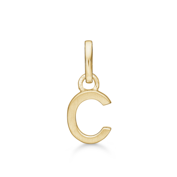 Brevhänge i guld C. Mått: 8 x 6 x 3,3 mm.