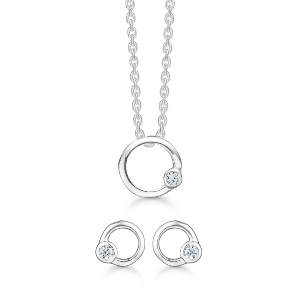 Silversmyckeset cirkel med facetterad zirkon i tubinställning.